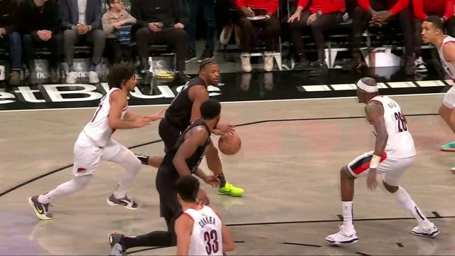 一头野兽飞起来了  丹尼斯-史密斯脚踩弹簧上演战斧隔扣