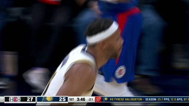 如入无人之境！ 布朗突破杀进篮下反篮命中