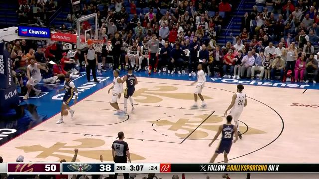 点燃主场火热氛围！英格拉姆快攻篮下接墨菲传球单手劈扣