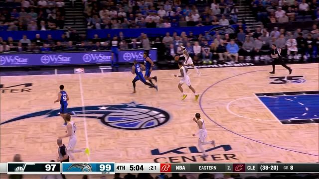 克拉克森吸引防守送香饼 马尔卡宁接球起飞轻松灌筐