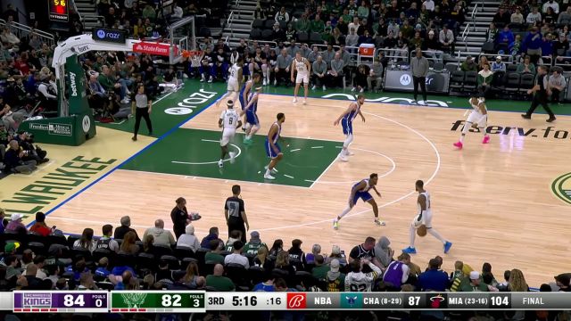 利拉德无视防守击地妙传 字母哥大步流星过掉防守轻松上篮