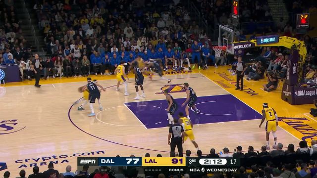 众所周知他是一名后卫 浓眉超强滞空抛投打成2+1