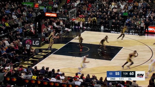 万花丛中过 片叶不沾身！库里三人围剿之下飞身挑篮打进