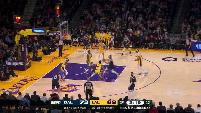 虚虚实实走位风骚 东契奇轻松杀到篮下上篮得手