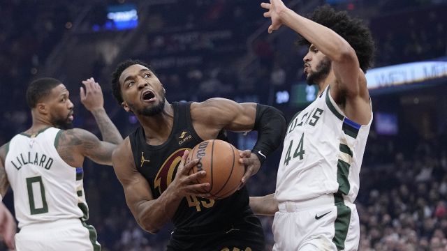 米切尔vs雄鹿集锦 全场31+5+7里突外投率队取胜
