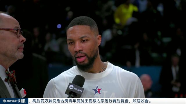 捧杯时刻！利拉德职业生涯首次斩获全明星MVP 高举奖杯庆祝