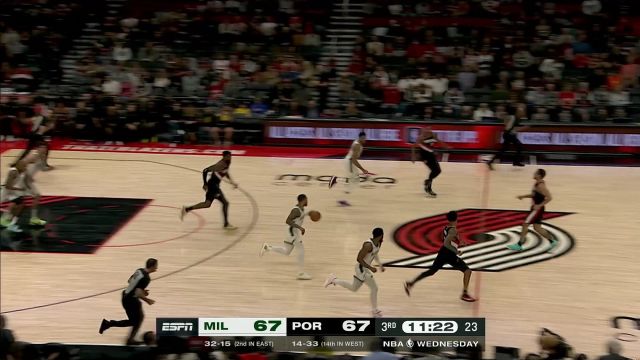 欣赏表哥风采 利拉德后撤步三分出手一气呵成