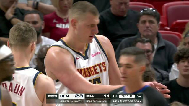 内线制霸！雷吉飞身上篮偏筐而出 约基奇跟进起飞强势补中