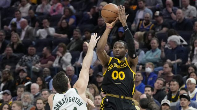 库明加vs雄鹿集锦 拿下20+4效率十足写满数据栏