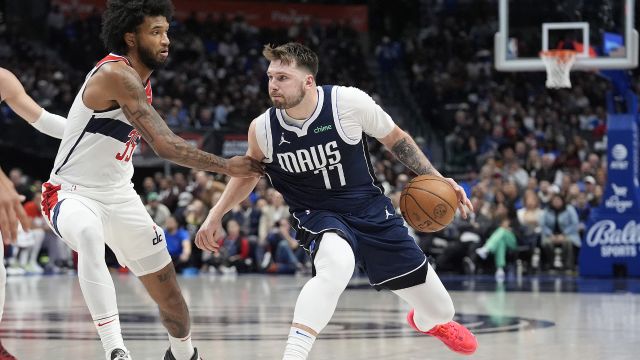 东契奇vs奇才集锦 全场拿下26+11+15大号三双全面身手带领球队获胜