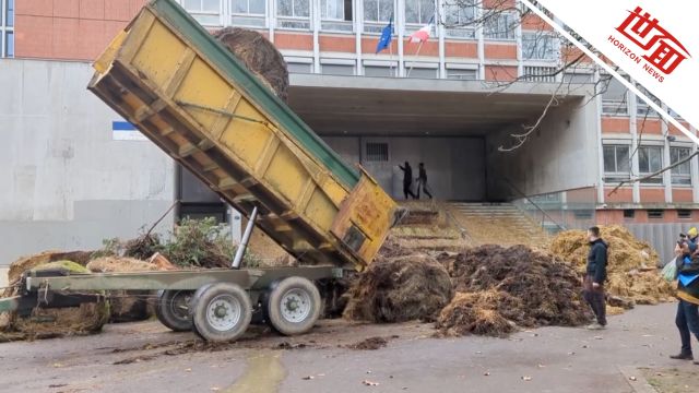 法国近千农民开拖拉机集会示威:朝政府大楼洒粪便 抗议增税致收入下降