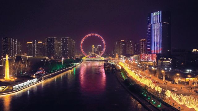 航拍天津之眼和金刚桥夜景,海河两岸流光溢彩,年味浓浓