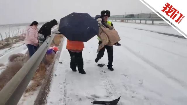 宁夏部分高速公路结冰湿滑临时管制 路巡交警用警车转运被困儿童