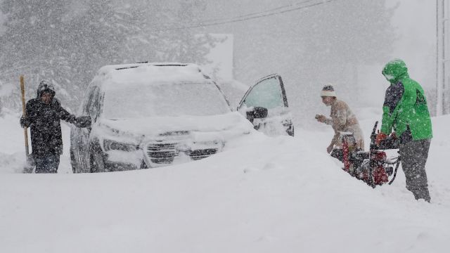 直击加州最严重暴风雪现场,数千人被困数小时