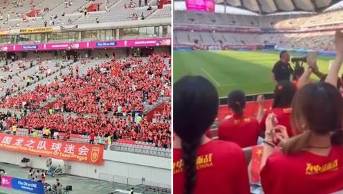 中国男足坚强后盾！大批中国球迷来到首尔世界杯球场为国足呐喊助威