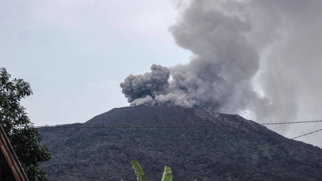 印度尼西亚马拉皮火山喷发,地处三大板块交界处注定火山地震多发