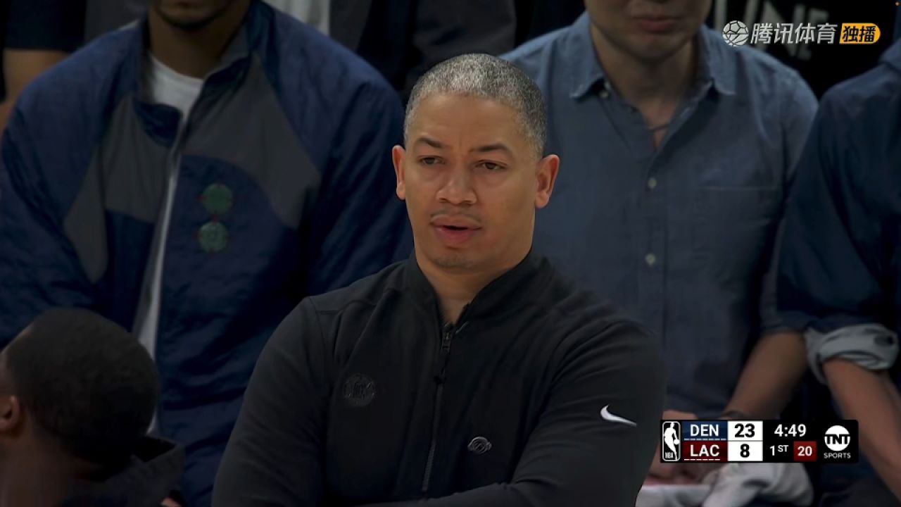 祖巴茨防守被一步点飞 威少强投打板扔