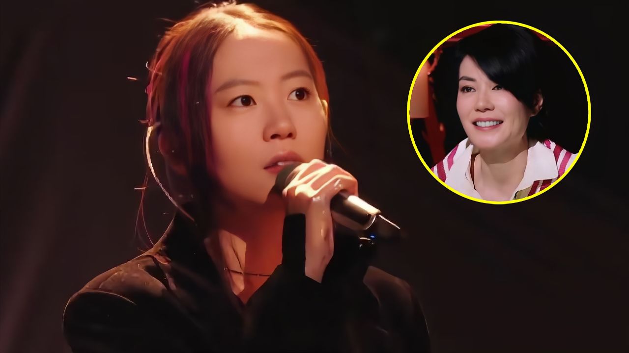 王菲女儿窦靖童与莫文蔚合唱《天黑黑》,母女嗓音复制粘贴