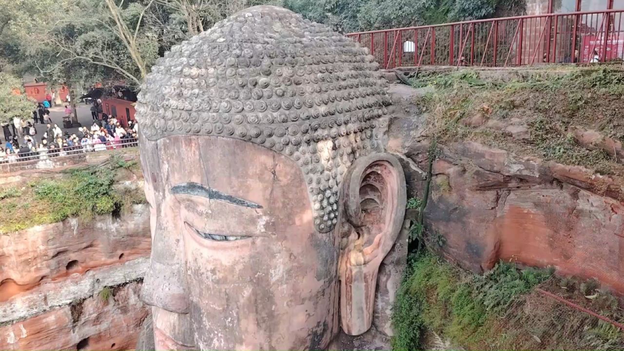 走近神秘的乐山大佛,虽然它历经千年风雨,但庄严如初