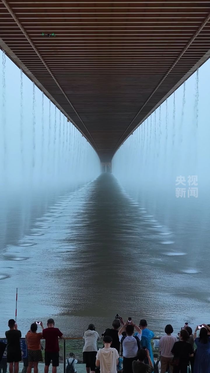 暴雨中的杨泗港长江大桥,仿佛打开了时空之门_高清1080P在线观看平台_腾讯视频