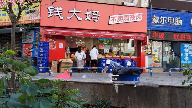 永辉超市关了68家门店之后,钱大妈门店越来越多,来看看物价贵不