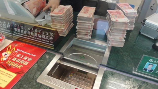 40万存入银行,1小时不到,10万元就不翼而飞了?到银行一查崩溃了!