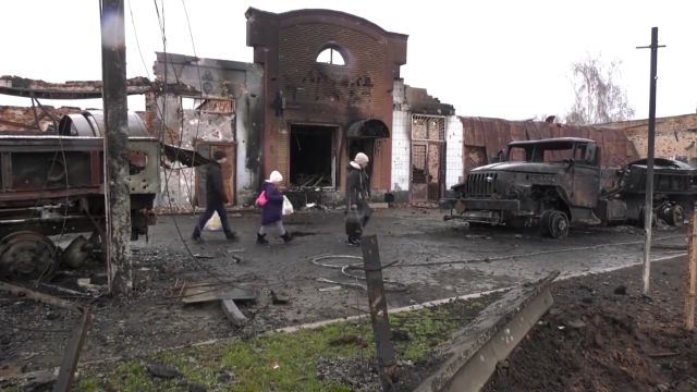 乌克兰两地因城市重建项目产生激烈争论:该花钱重建城市 还是支持军队?