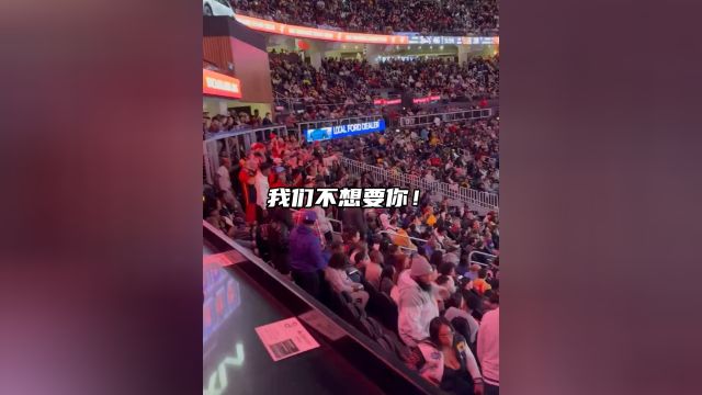 尴尬！拉塞尔罚球时，老鹰球迷高喊：我们不想要你