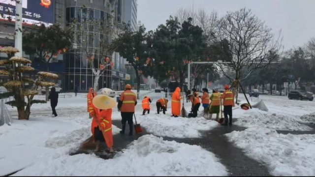 闻“雪”而动 常德城管全力以赴保城市运行安全