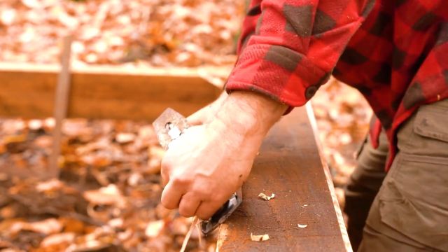 荒野建造:男人砍下近百棵雪松,徒手打造精致木刻楞房!第1集