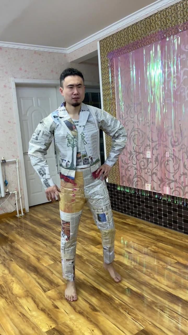 报纸做衣服走秀图片