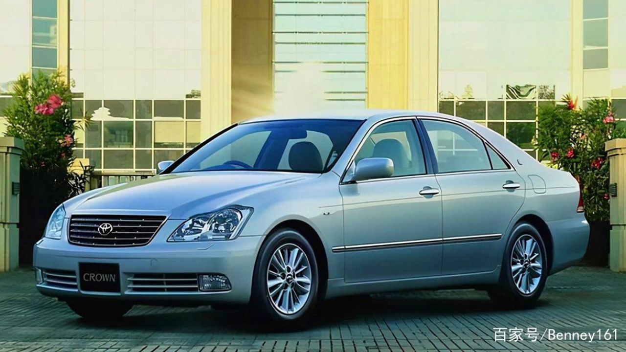 纯数字车牌白色第十二代丰田皇冠