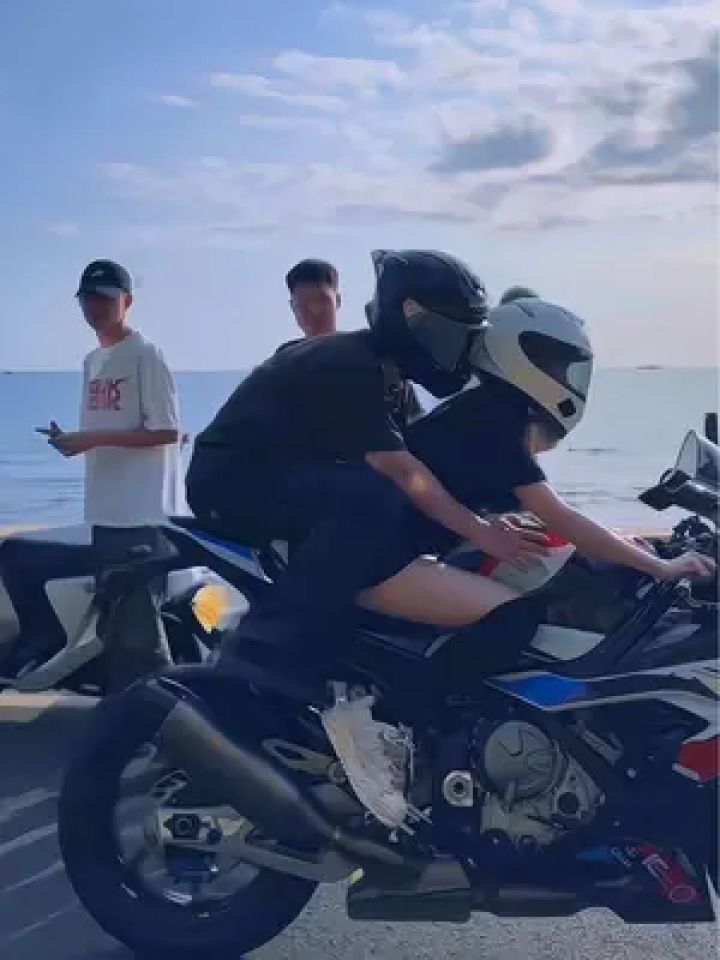 不要妄想让一个女骑坐你的后座#机车