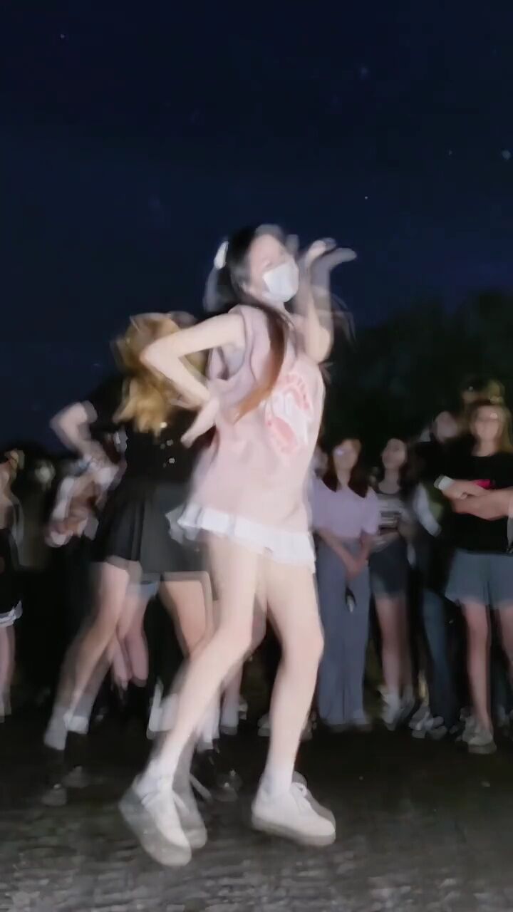 女大学生晚自习后都在干什么浅跳一下学姐跳舞