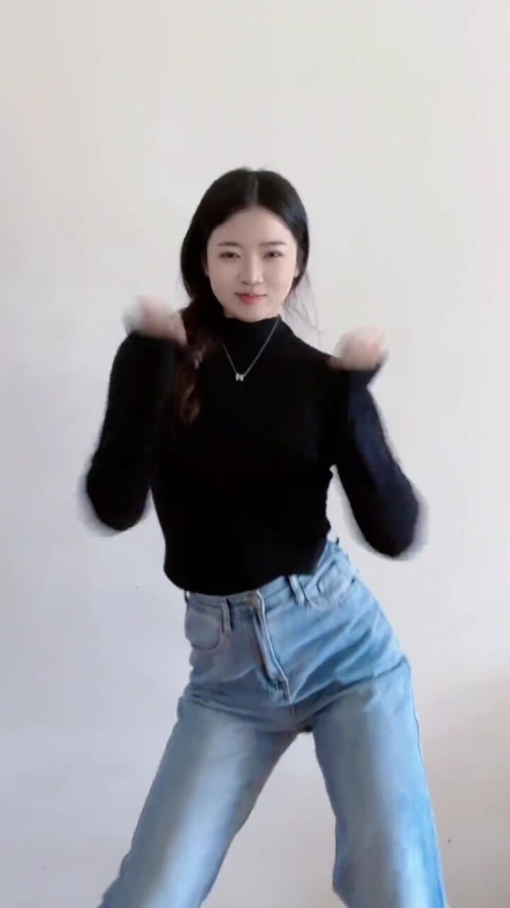 马卓萌: #招牌笑容 #圆润 普通且自信