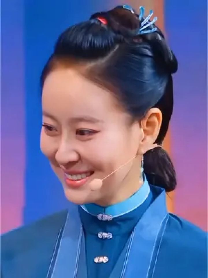 媚眼含羞合,丹唇逐笑开,淡眉如秋水,玉肌伴轻风#王乐君#大家闺秀