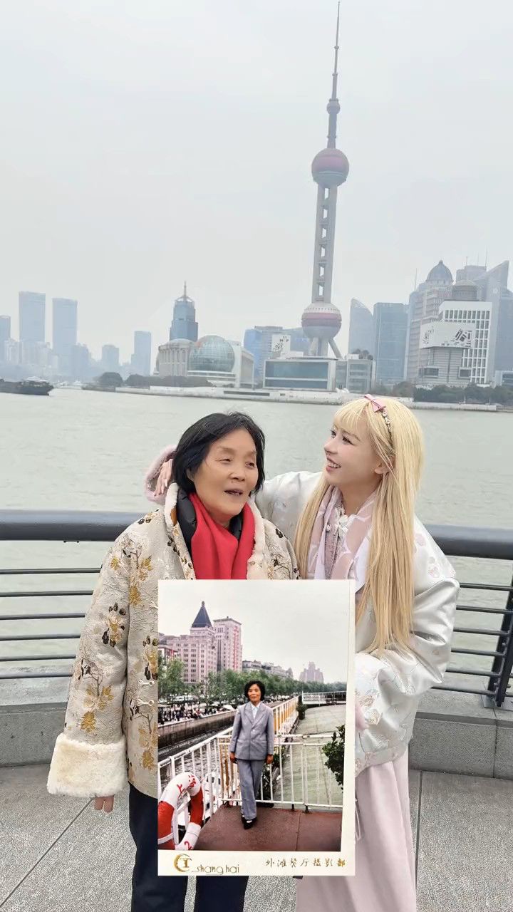 带奶奶翻拍一张1988年的老照片,在平凡的生活里留下珍贵的回忆.