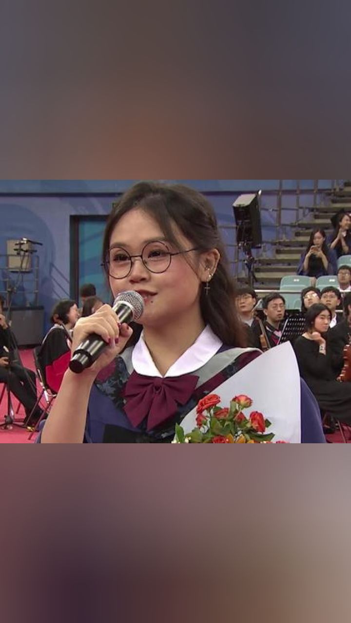 北京大学2023届研究生毕业典礼现场,毕业生演唱经典老歌《昨夜星辰》.