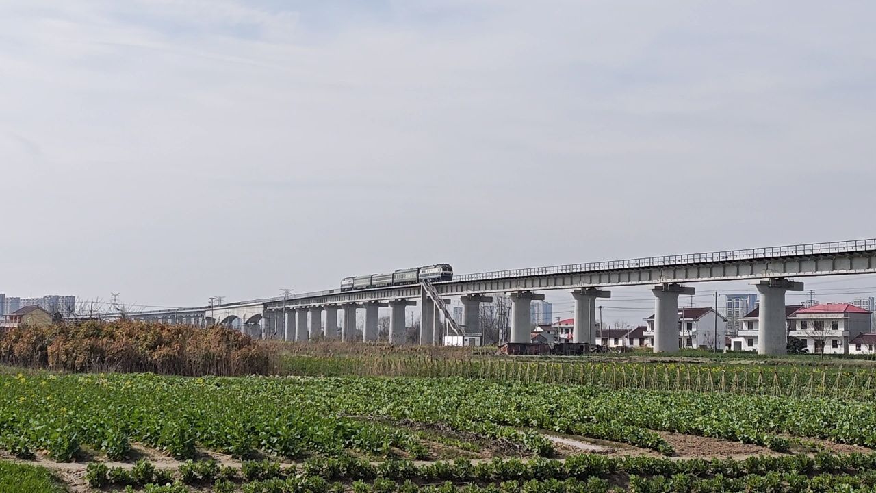 洋吕铁路联调联试检测列车通过立志村