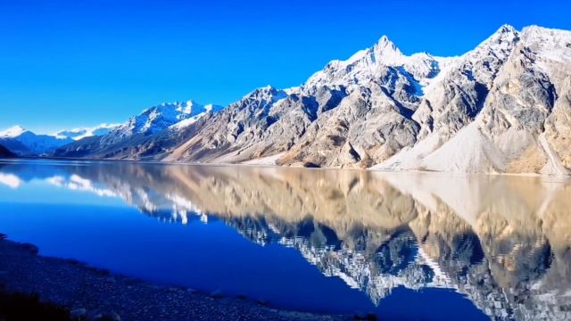 雪山巍峨映心田,灵魂涤净归圣洁