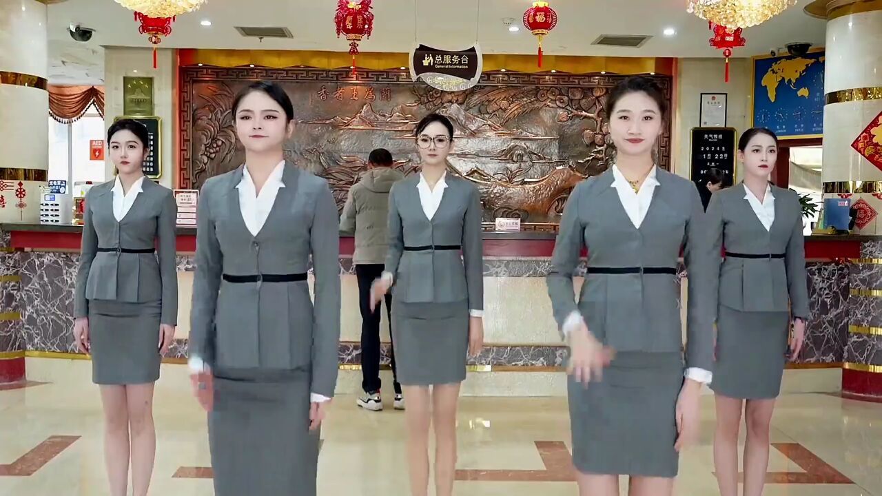 你好,我们是酒店服务员,很高兴刷到我们,乐意为您献上才艺展示