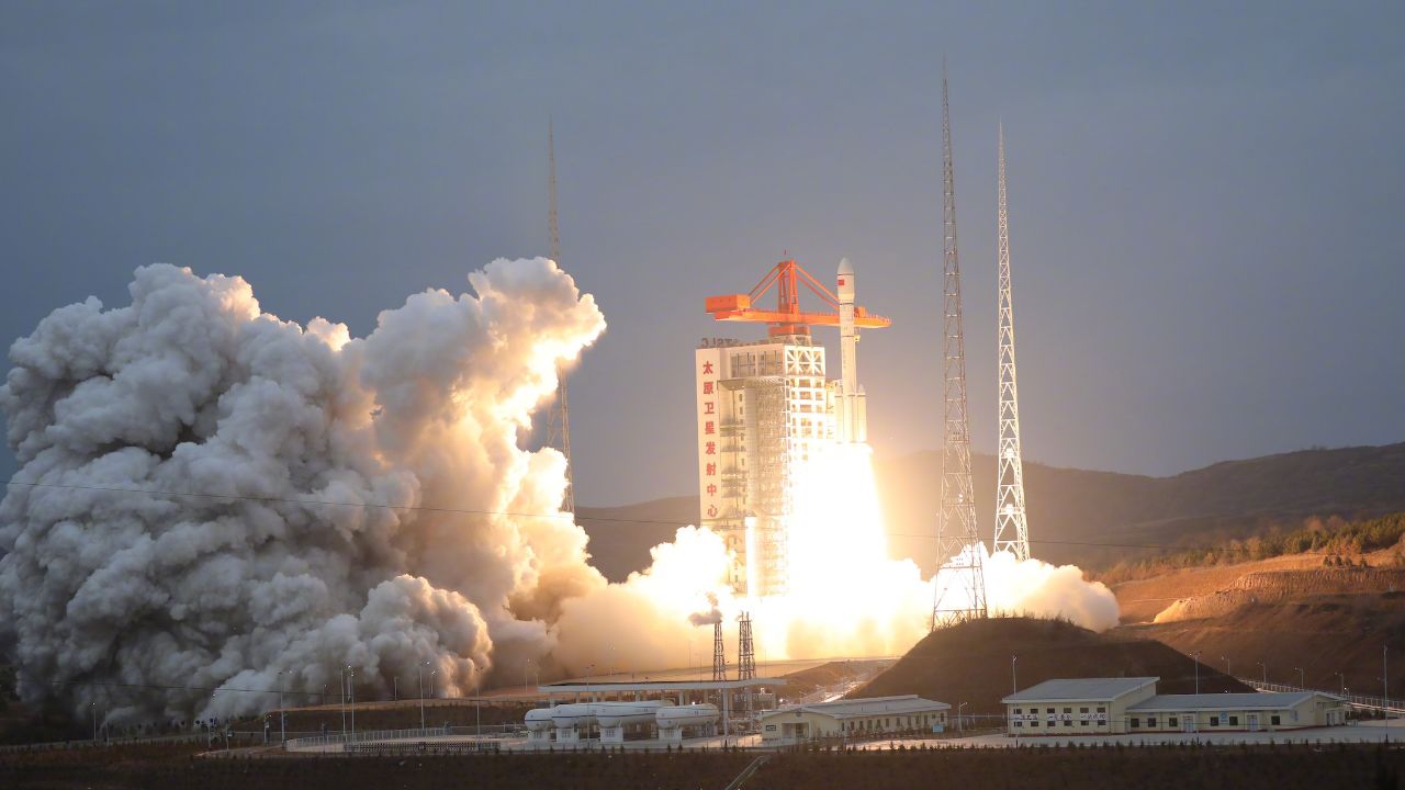 双视角直击!我国成功发射云海三号02星,晨光中火箭呼啸升空