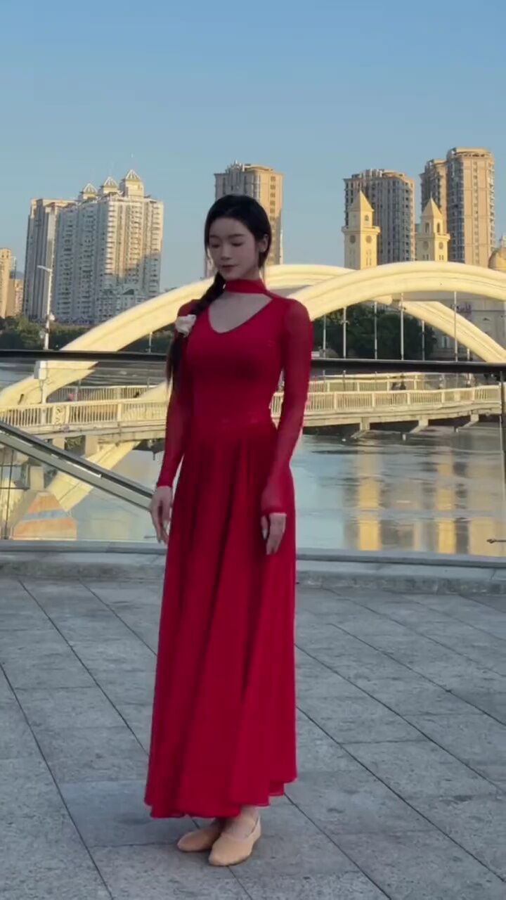 这一袭红裙起舞 真是太好看了