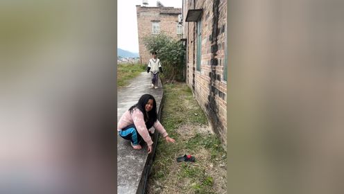 姐姐不帮忙就算了,把我鞋子拿走了