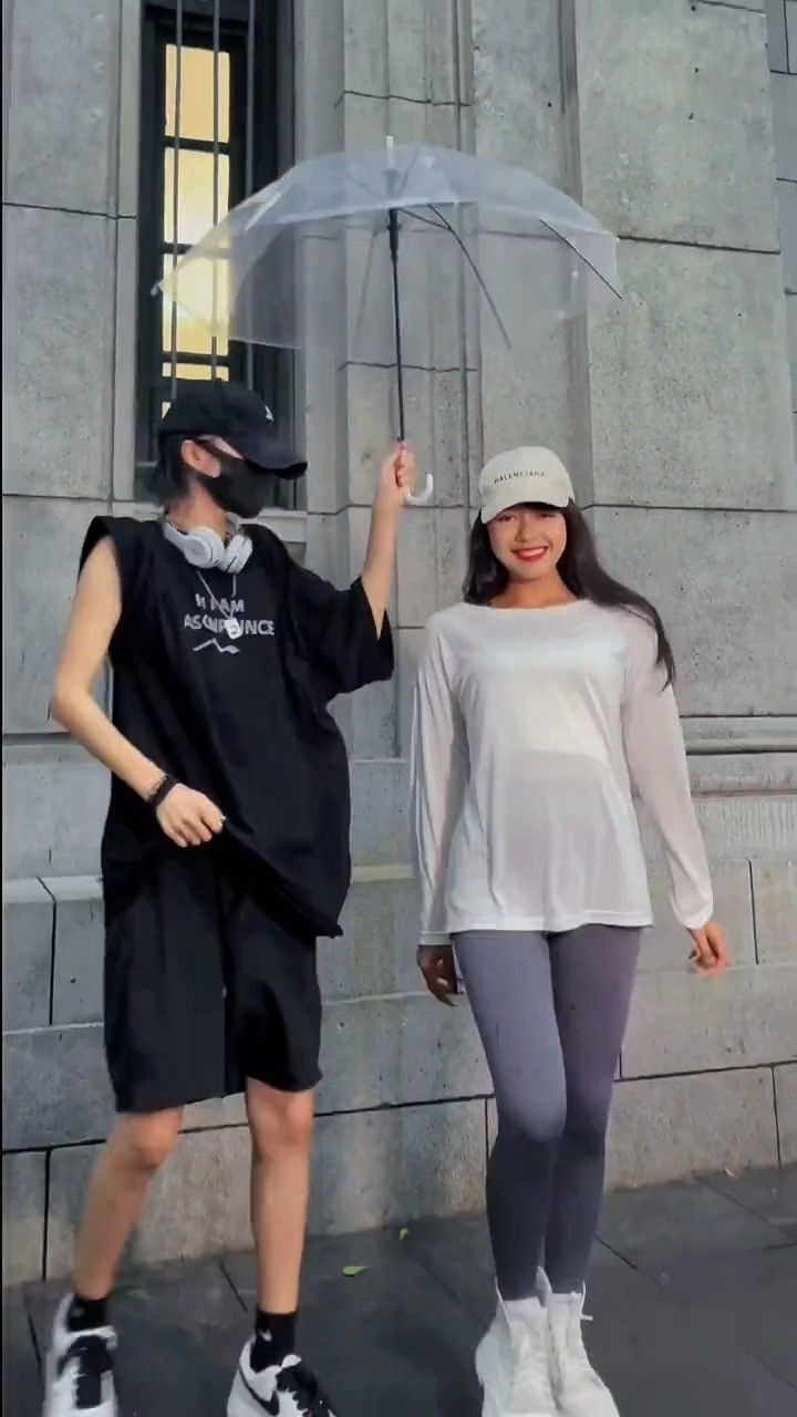 黑衣服小姐姐也太会扭了吧