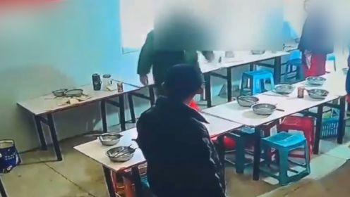 济南一心理学校学生遭教官殴打监控曝光 负责人：他们闹着玩