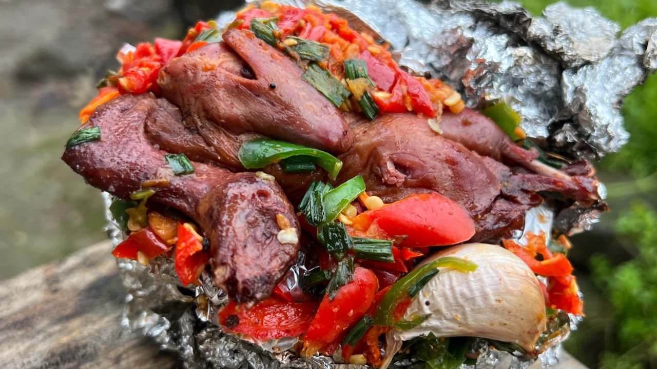 户外美食烧烤系列 锡纸烤鹌鹑真好吃,肉质紧实有嚼劲,越嚼越香,特别