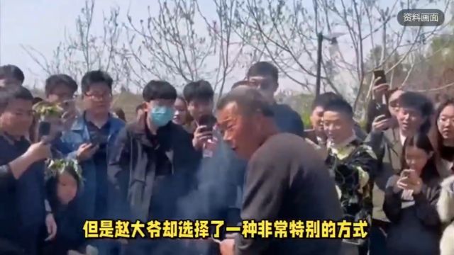 淄博烧烤赵大爷火了被叫去开会,他因反向“商战”引发称赞!