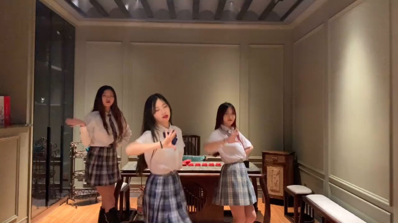 一边吃饭,一边看美女服务员跳舞,太享受了