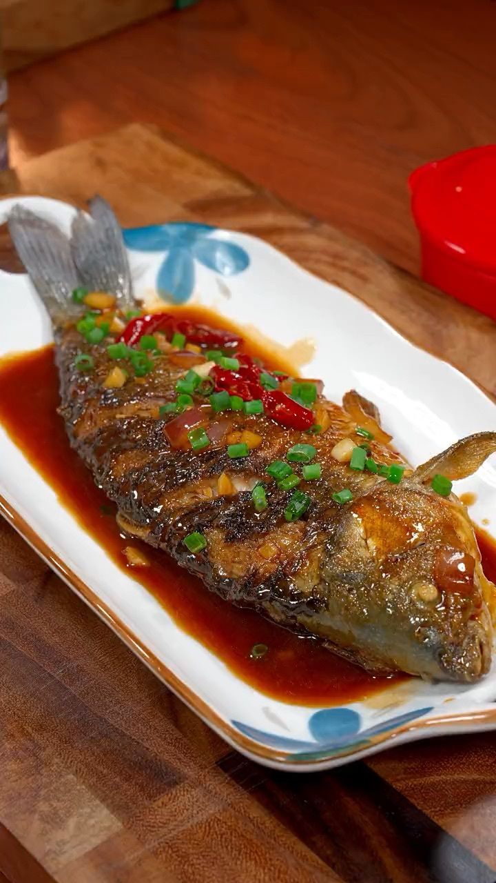 鲫鱼买回家不要总是炖汤了,试试这样做的红烧鲫鱼.